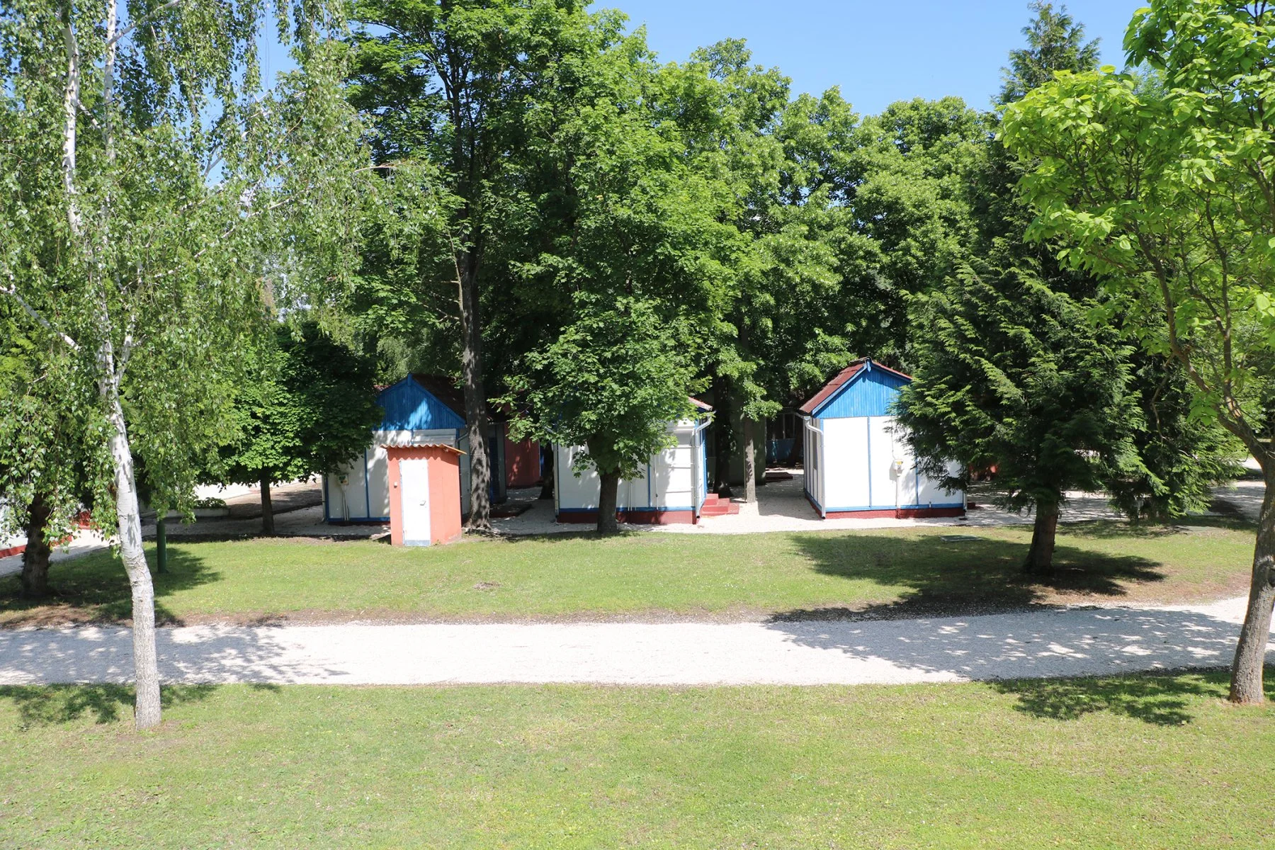 Grünfläche bei den Bungalows
